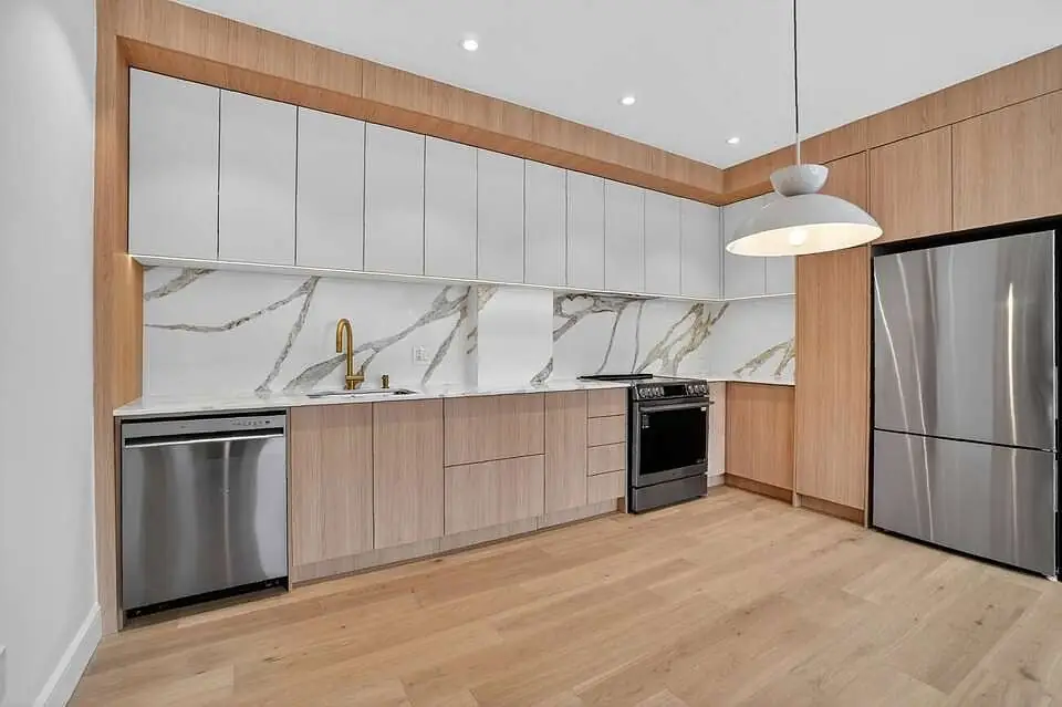 Cuisine sur mesure avec dosseret effet marbre