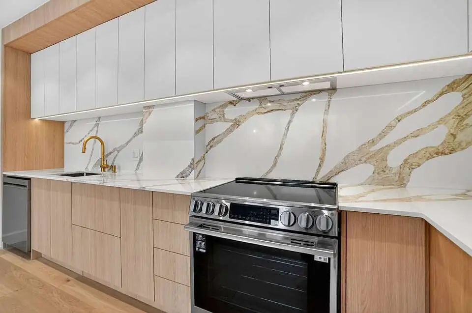 Cuisinière et dosseret veiné d'or