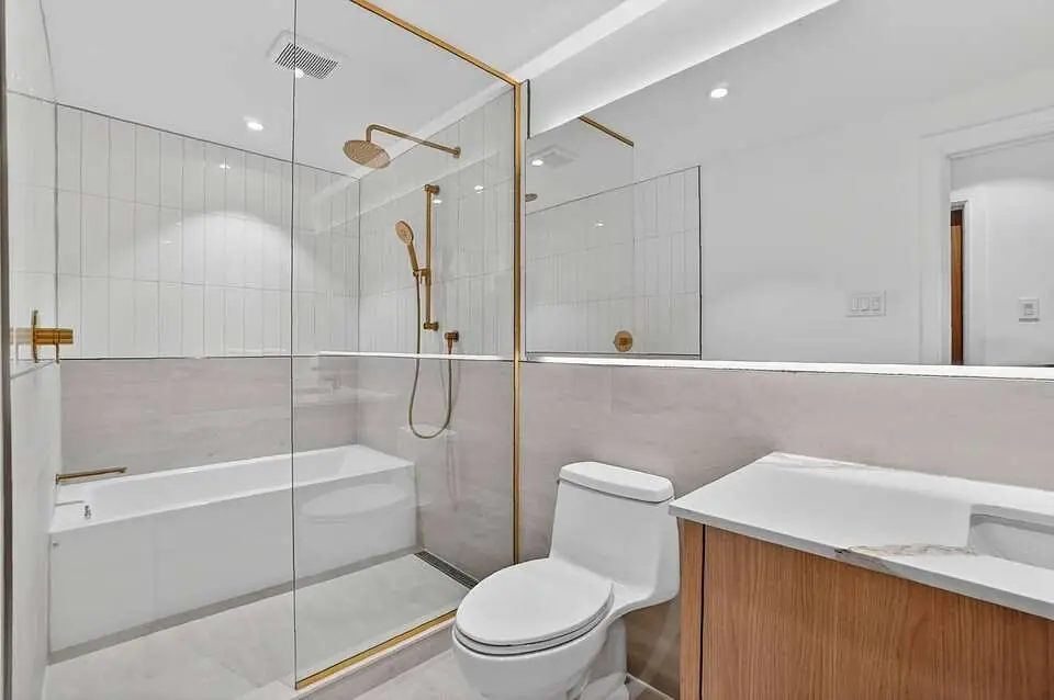 Salle de bain aux finitions dorées