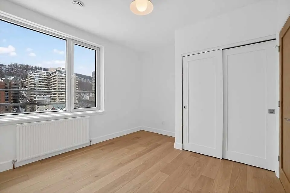 Chambre lumineuse avec vue sur la ville
