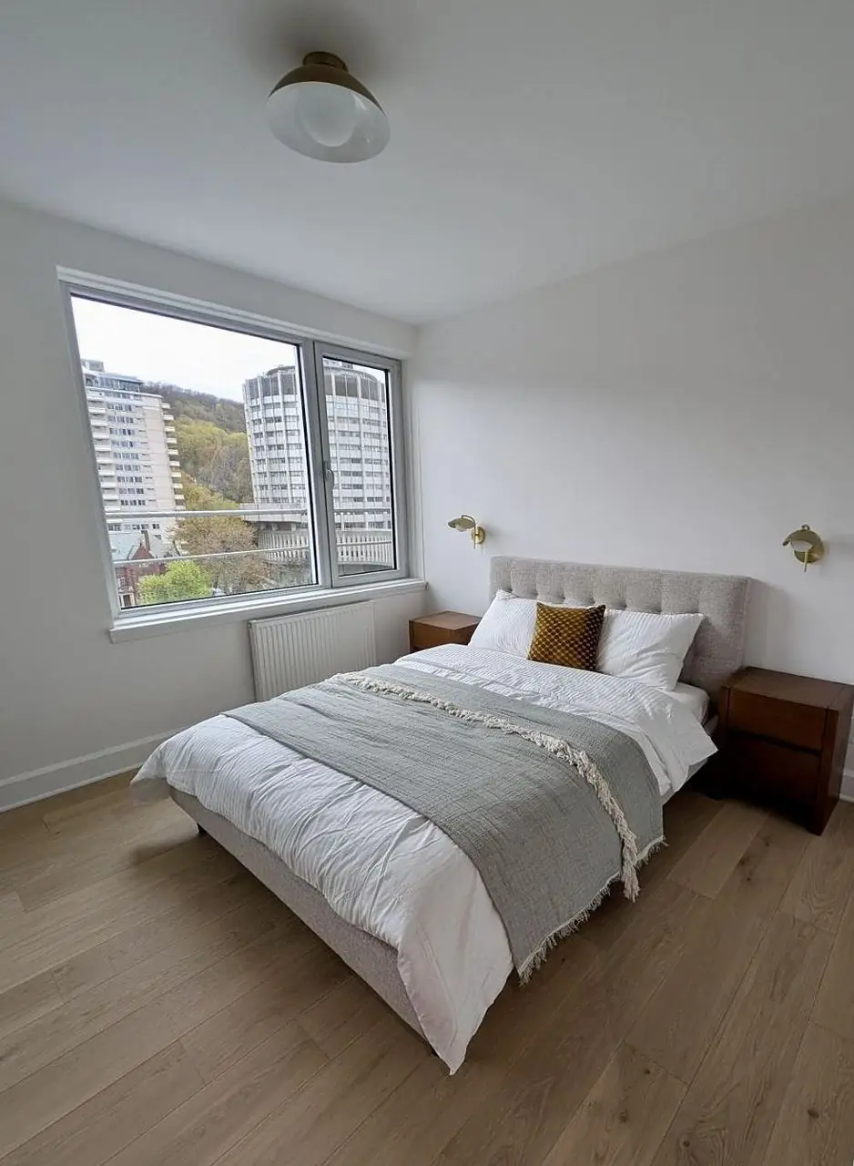 Chambre meublée d'un penthouse avec vue sur le mont Royal