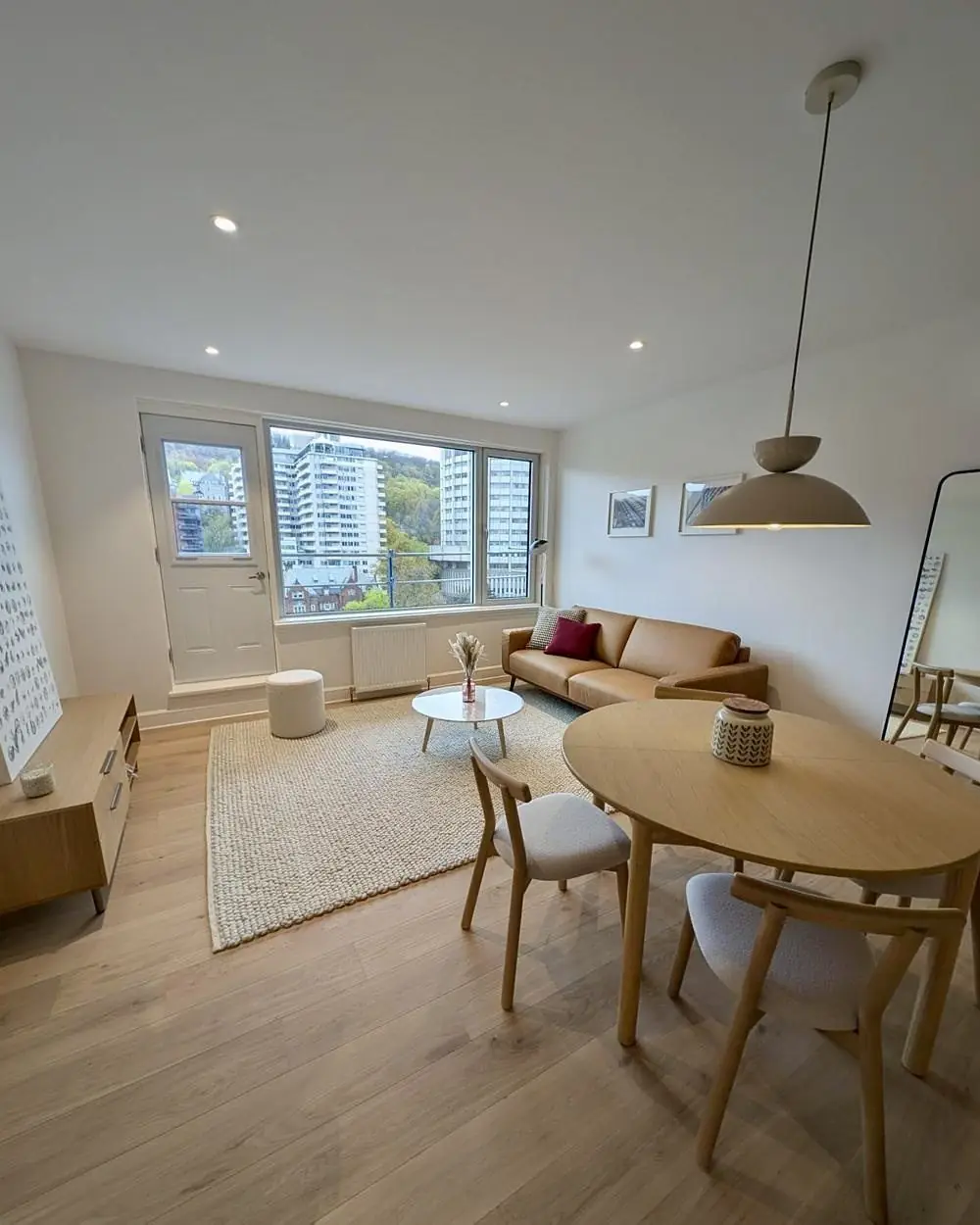 Séjour et salle à manger meublés d'un penthouse