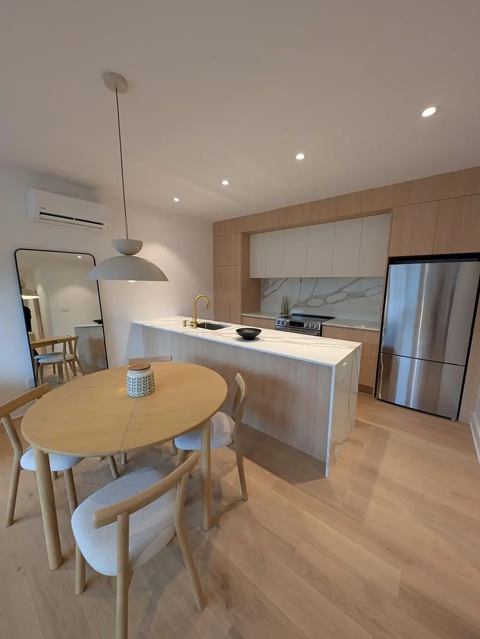 Cuisine à îlot en quartz et table à manger d'un penthouse meublé