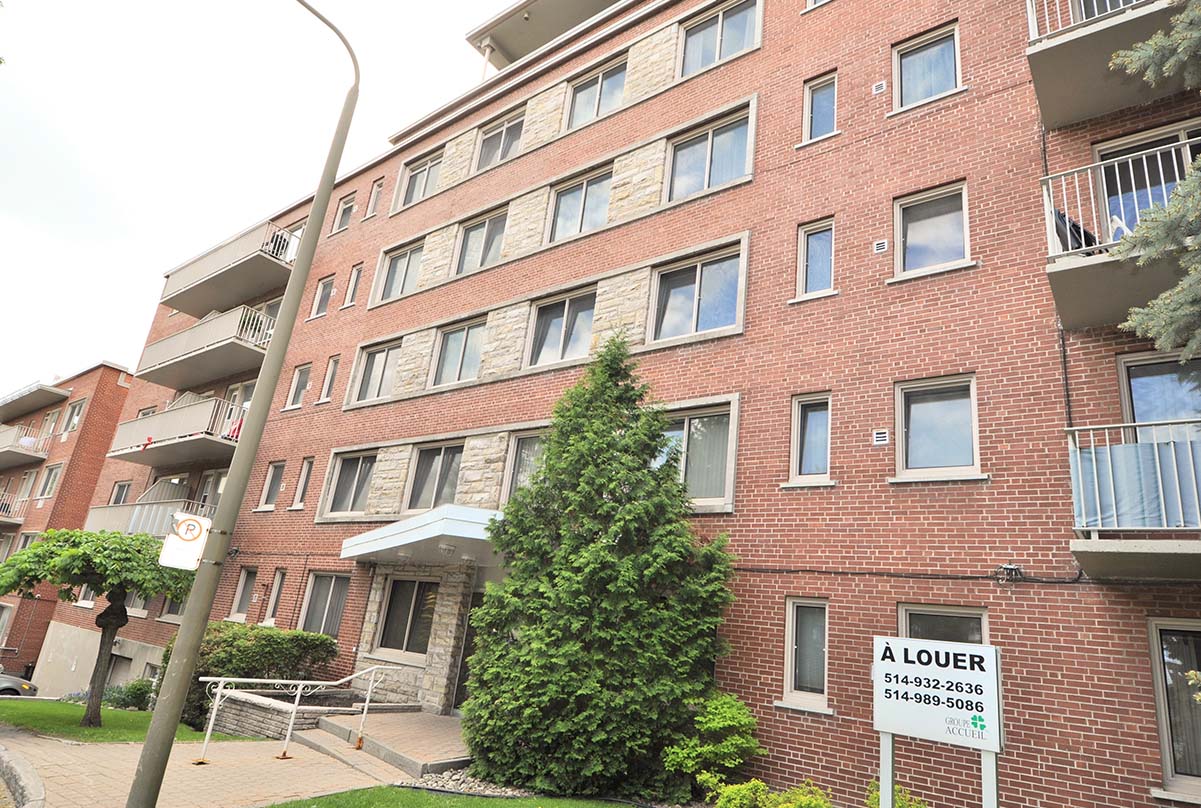 4145-Beaver-lake-facade-Blueridge-Crescen-2-1